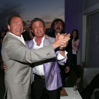 Una vez más, Arnold Schwarzenegger y Sylvester Stallone disfrutan de su inmortalidad en el cine. En esta ocasión, lo han hecho en el marco del Festival de Cannes, donde se ha estrenado su última película juntos, 'Los mercenarios 3'. Ambos veteranos actores no se cortan a la hora de dar la nota y, en la cena de celebración de la cinta, se han fotografiado bailando un vals juntos. De lo más románticamente...