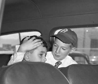 Michael (derecha) consuela a su hermano Robert, tras una visita a la cárcel de Sing Sing, para ver a sus padres en 1953.