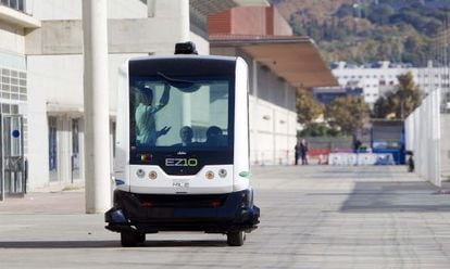Un autobus sin conductor recorre la feria &#039;Smart City Expo World Congress&#039;, que se celebra en el recinto Gran V&iacute;a de Fira de Barcelona del 17 al 19 de noviembre. 