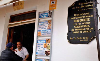 Un bar de la localidad, con una inscripción alusiva al 'Quijote'.