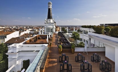 La progresiva modernización del barrio de Las Letras pasa por el hotel ME Madrid, cuya azotea ocupa hoy una grandiosa terraza, antes llamada The Penthouse, que cumple pronto diez años. De amplias dimensiones, la entrada, con consumición, cuesta 12 euros (15 en fines de semana). La recompensa es una vista panorámica única de la ciudad. A un lado, emerge el torreón donde los toreros se vestían de luces antes de salir hacia la plaza de Las Ventas cuando este era el hotel Reina Victoria o de los toreros. Tiene varios espacios 'lounge' donde picar algo desde 6 euros, cenar o tomar una copa (de 21.00 a 1.30; viernes y sábados hasta las 3.00). Además, una zona de barra interior y un bar VIP. Por la noche multiplica su encanto. Abajo se encuentra el fabuloso restaurante Ana La Santa. Dirección: plaza de Santa Ana, 14. +34 917 01 60 00. www.melia.com.