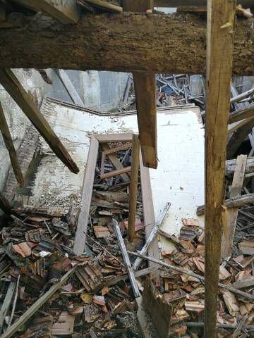 Cascotes del derrumbe en el interior de la fuente.