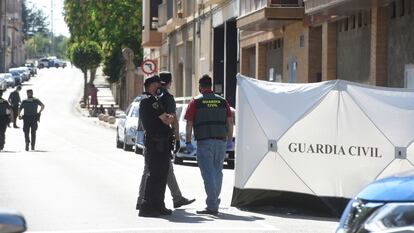Agentes de la Guardia Civil junto a la vivienda de Barbastro (Huesca) en la que tuvo lugar el asesinato.