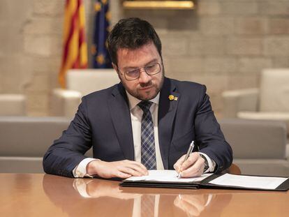 El president de la Generalitat, Pere Aragonès, firma el decreto de impulso de la convocatoria de la consulta de los Juegos Olímpicos de Invierno de 2030.