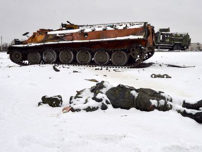 El cadáver de un soldado ruso yace junto a un vehículo blindado destruido en una carretera en las afueras de Járkov, el día 26.