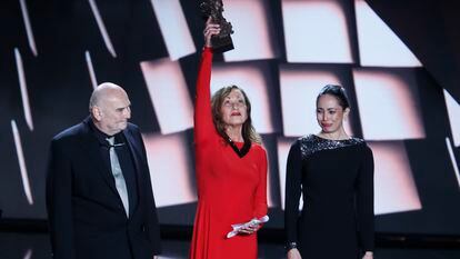 La actriz Eulalia Ramón, viuda del director Carlos Saura, y sus hijos Antonio y Anna recogen el Goya de Honor.