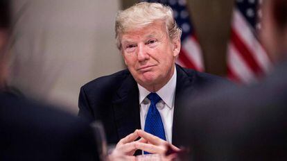 Donald Trump durante una cena con empresarios en Davos