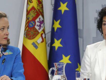 La ministra de Economía, Nadia Calviño, y la ministra de Educación y portavoz del Gobierno, Isabel Celaá.