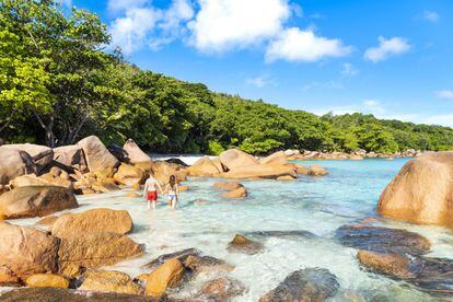 En las Seychelles, un archipiélago perdido en el océano Índico, están algunas de las mejores playas del mundo. Entre ellas los usuarios de TripAdvisor han escogido la de Anse Lazio, al noroeste de la isla de Praslin. De arena blanca finísima y aguas transparentes como pocas, aquí es verano todo el año.