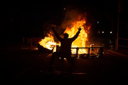 Segundo día de protestas contra el encarcelamiento de Pablo Hasél en Barcelona.