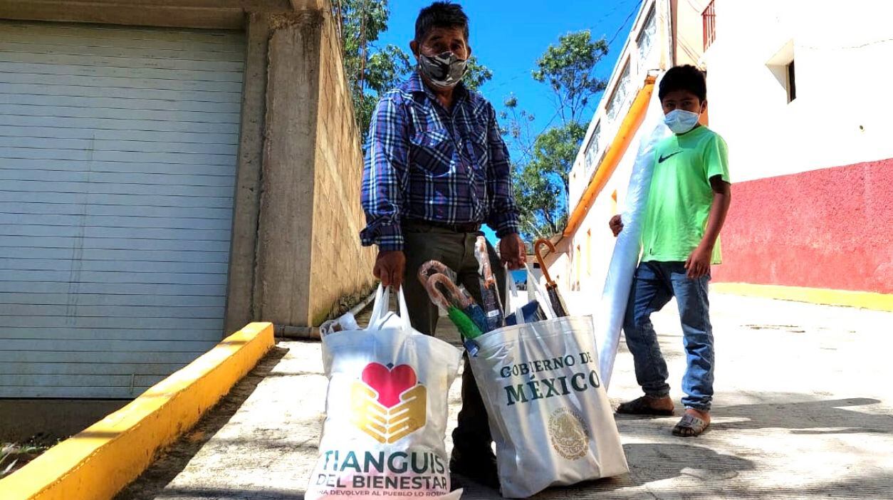 Habitantes del municipio Atlamajalcingo del Monte, Guerrero, tras acudir al mercadillo.
