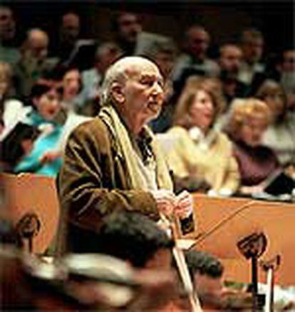 Adolfo Marsillach, en un ensayo del Concierto de Navidad de 2000 en el Auditorio Nacional de Madrid.