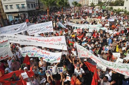 Cientos de jóvenes, en una manifestación a favor de la nueva Constitución propuesta por el rey de Marruecos.
