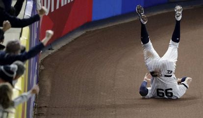 El jugador de los Yanquis de Nueva York Aaron Judge se cae al suelo tras atrapar una bola durante el partido de la Liga Mayor de Béisbol (MLB) en las eliminatorias de las Series del Campeonato de la Liga Americana (ALCS), entre los Yanquis de Nueva York y los Astros de Houston, en el Estadio Yankee, en Nueva York (EE UU).