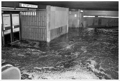 La tromba de agua inundó la estación de metro de Plaza de España, el 24 de junio de 1995.