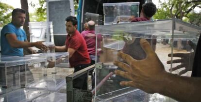 Transporte de las urnas para las elecciones municipales del 22 de mayo, en Sevilla.