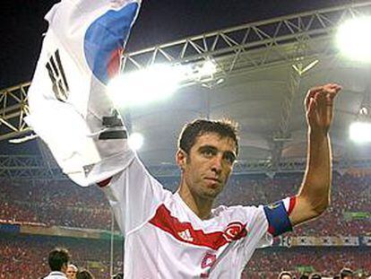 Hakam Sukur, con una bandera coreana al final del partido.