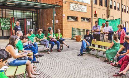 Reuni&oacute;n de la comunidad educativa del instituto Salvador Dal&iacute; durante el encierro de junio.