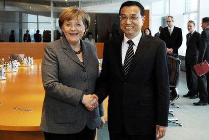 Angela Merkel y Li Keqiang, ayer en la cancillería de Berlín.