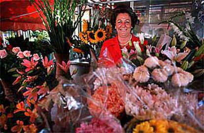 Rita Barberá, en un puesto de flores de la plaza del Ayuntamiento de Valencia.