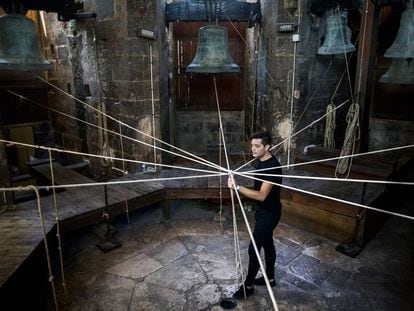 Eliseu M. Roig sujeta los cabos unidos en el centro del campanario de la catedral de Valencia para tocar un 'tranc', que implica mover las cinco campanas a la vez.  