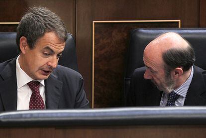El presidente José Luis Rodríguez Zapatero y el vicepresidente Alfredo Pérez Rubalcaba, en la sesión de control al Gobierno.