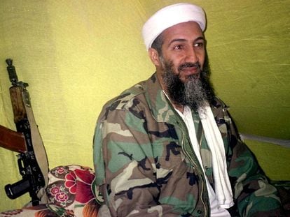 Osama Bin Laden hablaba con un grupo de reporteros en las montañas de Helmand, al sur de Afganistán, en diciembre de 1998.