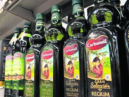  Botellas de aceite Carbonell, una de las marcas de Deoleo. 