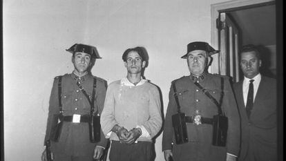 Raimundo Medrano, cuando fue detenido por la Guardia Civil junto a su amante en 1965.