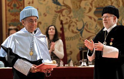 El actor y director teatral José Luis Gómez tras ser investido doctor <i>honoris causa</i> por la Complutense quien ha recibido los honores del rector, Carlos Berzosa.