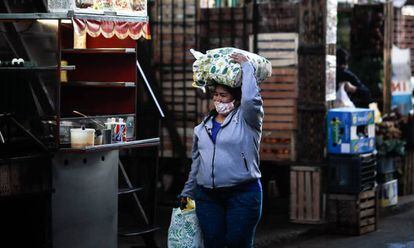 Una mujer camina por Buenos Aires en plena pandemia del coronavirus.