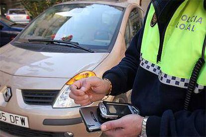 Un agente de la Policía Local con el nuevo sistema para imponer multas.