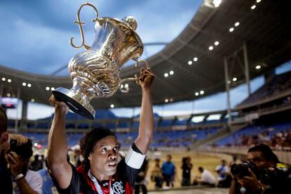 Ronaldinho levanta el trofeo.