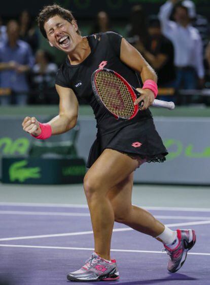 Carla Suárez celebra su victoria ante Venus Williams.