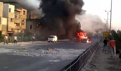 Captura de un vídeo que muestra a un vehículo ardiendo en un suburbio de Damasco (Siria).