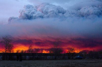Vista de las llamas durante un incendio en Fort McMurray (Canadá).