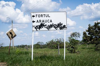 Las marcas con la palabra ¨FARC¨en la vía que de Tame conduce a Saravena, Arauca.