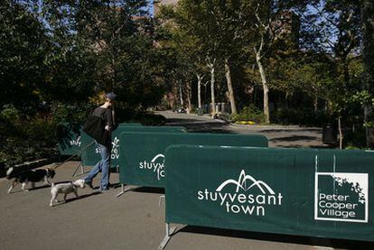 Una mujer a la entrada del complejo Stuyvesant Town, en Nueva York.