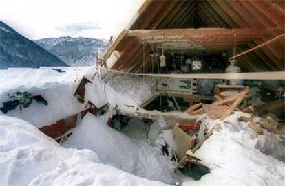 Una vivienda quedó destruida al quedar sepultada por un alud de nieve en Baqueira.