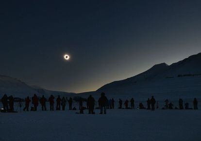 Una larga fila de curiosos y cient&iacute;ficos observa el eclipse total de sol en Longyearbyen, en las islas Svalbard, un archipi&eacute;lago en el oc&eacute;ano Glacial &Aacute;rtico, administrado por Noruega. 
