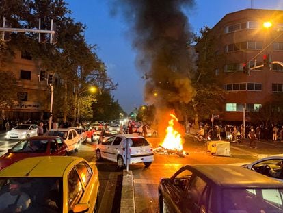 La motocicleta de un policía ardía el 19 de septiembre de 2022, en los primeros días de las protestas en Irán.