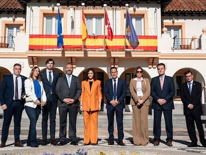 La presidenta de la Comunidad de Madrid, Isabel Díaz Ayuso (c), y el alcalde de Griñón, José María Porras Agenjo, en la foto de familia antes de la reunión extraordinaria del Consejo de Gobierno, este jueves 22 de marzo.