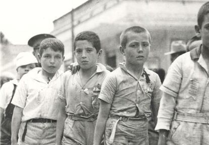 Niños españoles durante su desembarco del 'Sinaia' en Veracruz (México).