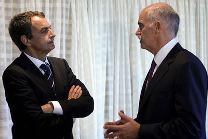 José Luis Rodríguez Zapatero habla con el primer ministro griego, Giorgos Papandreu, ayer en Oslo.