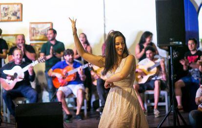 Una alumna, en plena sesi&oacute;n de baile dentro del Curso de Flamenco de Sanl&uacute;car.