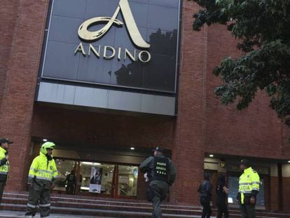 La policía acordona los alrededores del centro comercial Andino en Bogotá.