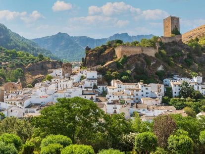 Vista de Cazorla (Jaén) coronada por el castillo de La Yedra.