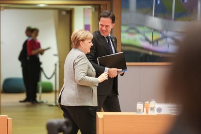 La canciller alemana, Angela Merkel, habla con el primer ministro holandés, Mark Rutte, el pasado diciembre en Bruselas.