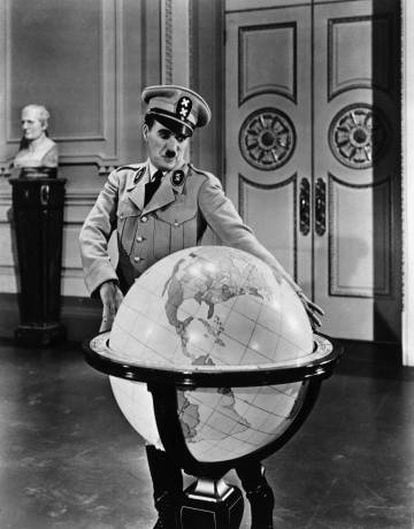 La parodia de Adolf Hitler que Chaplin inmortalizó en 'El gran dictador' se hizo casi tan famosa como el propio dictador alemán.
