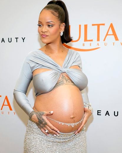 Rihanna, embarazada, luciendo ombligo.